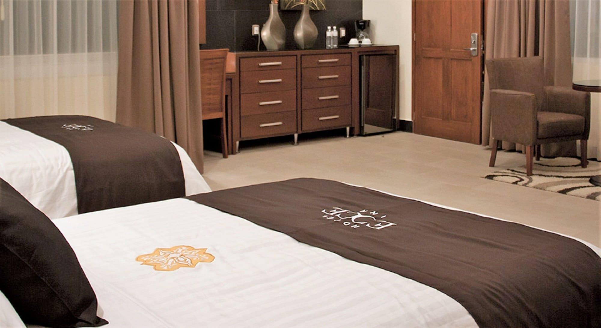 Hotel Ecce Inn & Spa Silao Exterior photo A bed runner