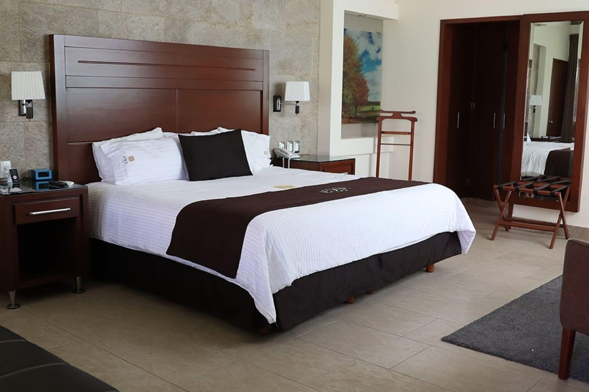 Hotel Ecce Inn & Spa Silao Exterior photo A bedroom at the Grand Hyatt Hotel