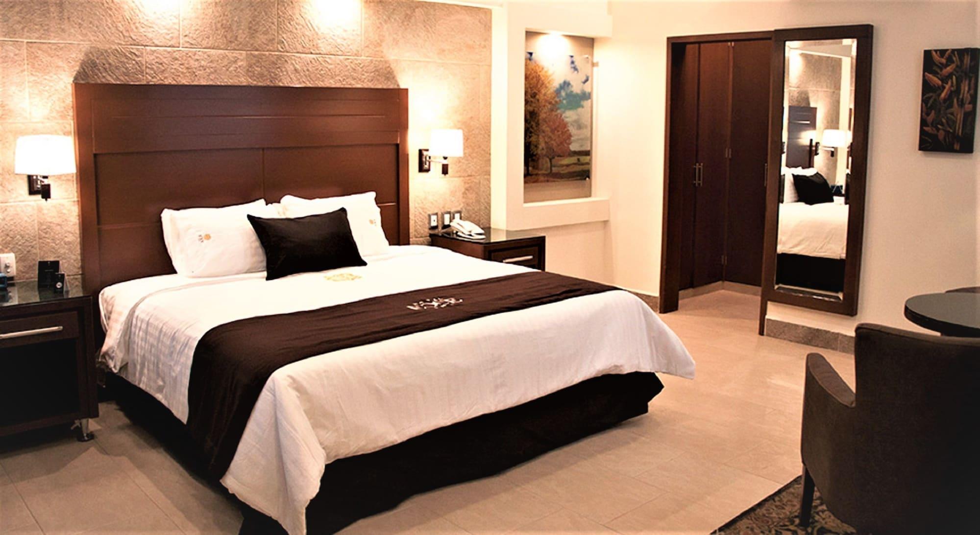 Hotel Ecce Inn & Spa Silao Exterior photo A bedroom in a hotel