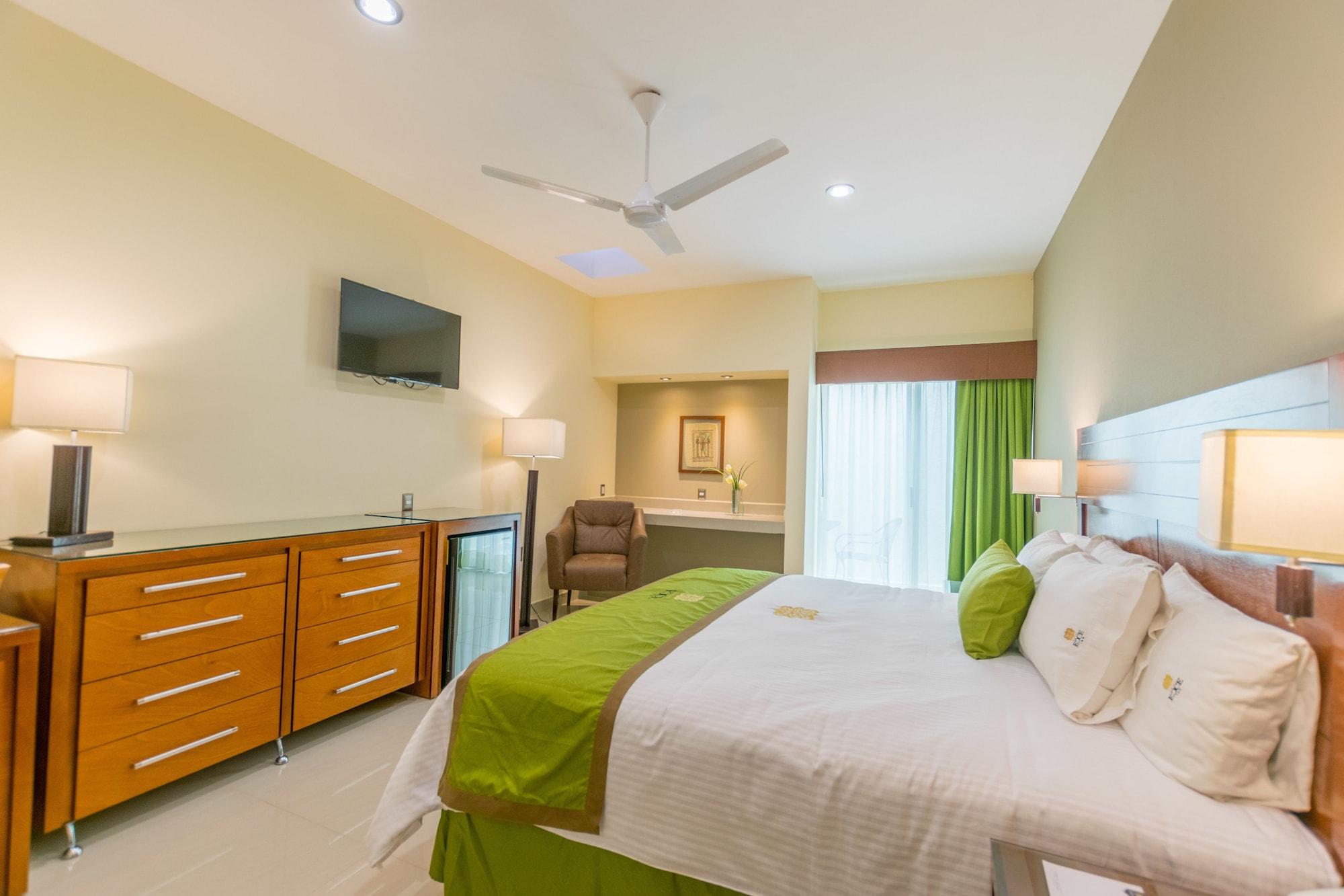 Hotel Ecce Inn & Spa Silao Exterior photo A bedroom at the Grand at Moon Palace