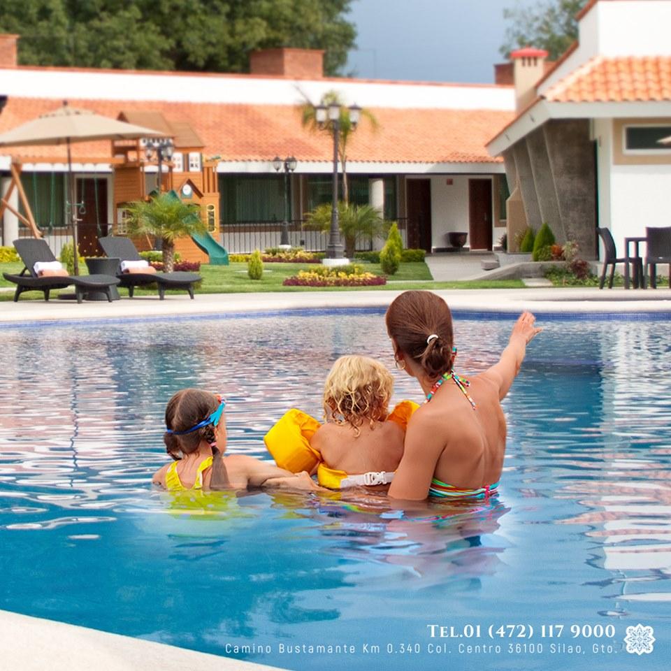 Hotel Ecce Inn & Spa Silao Exterior photo Family at a pool