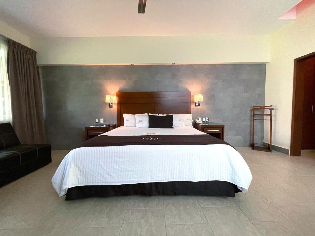 Hotel Ecce Inn & Spa Silao Exterior photo A bedroom at the hotel