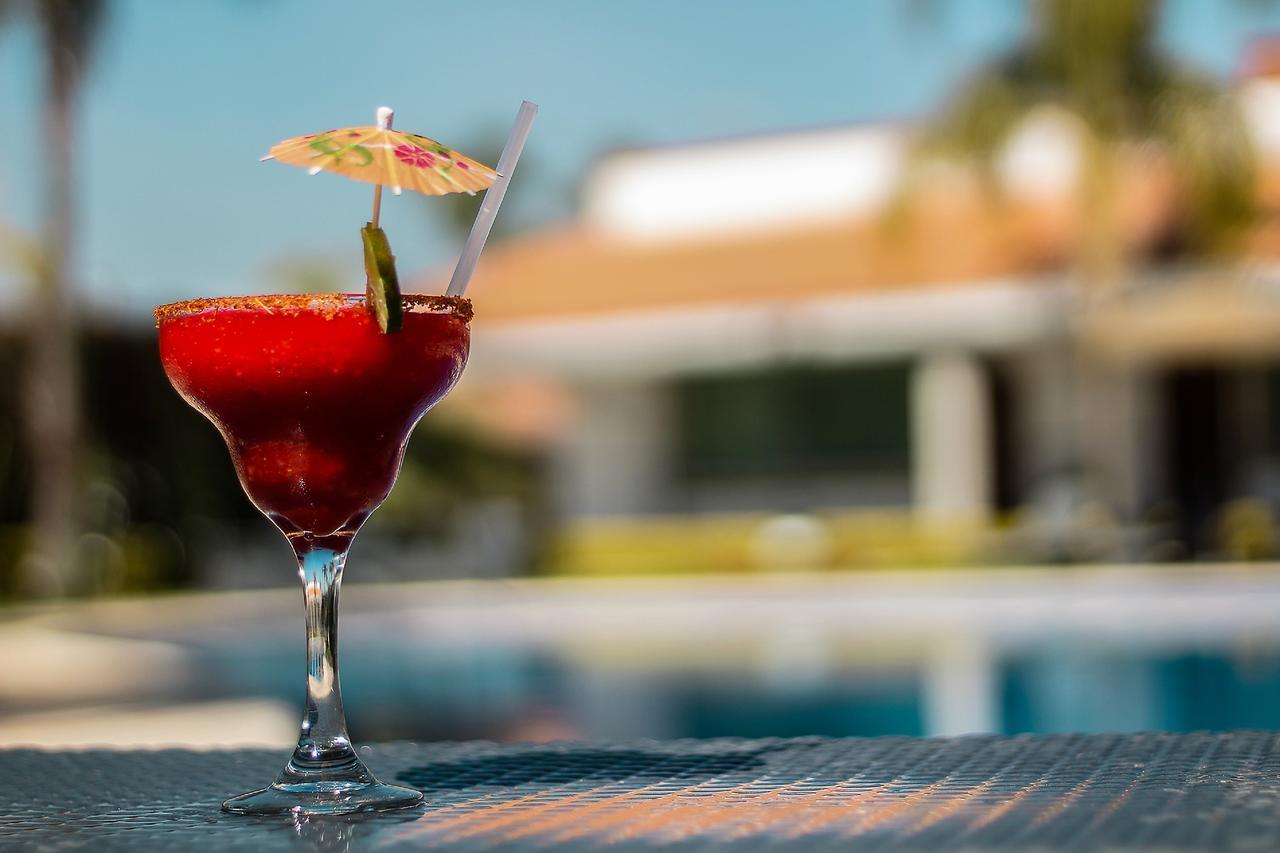 Hotel Ecce Inn & Spa Silao Exterior photo A strawberry margarita