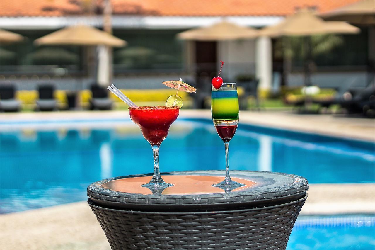 Hotel Ecce Inn & Spa Silao Exterior photo Poolside at the hotel