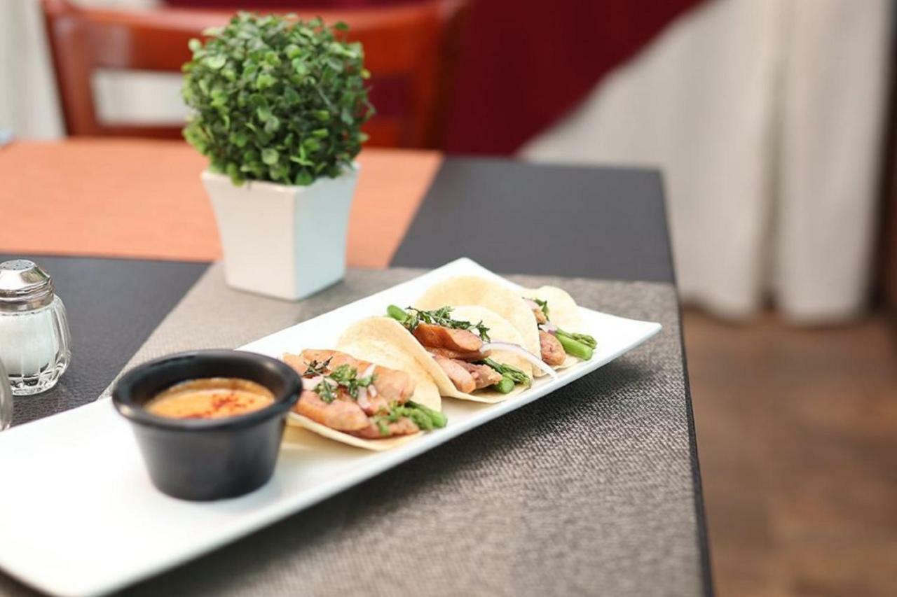 Hotel Ecce Inn & Spa Silao Exterior photo Tacos